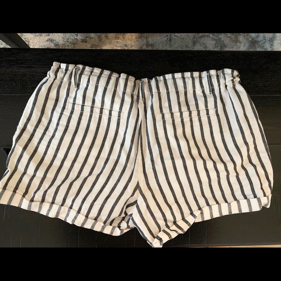 Lou & Grey - Linen blend striped shorts. Size M. - Picture 5 of 6